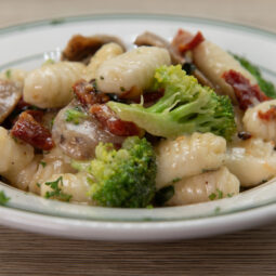 Cesnakové gnocchi s brokolicou a slaninou: Rýchla a sýta talianska pochúťka