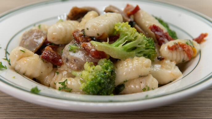 Cesnakové gnocchi s brokolicou a slaninou: Rýchla a sýta talianska pochúťka