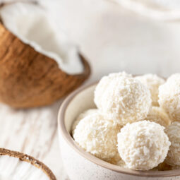 Kokosové dobroty: Prečo sa kokos tak často objavuje v múčnikoch aj vianočnom pečení