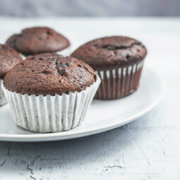 Jemné kakaové muffiny s tvarohovým srdcom