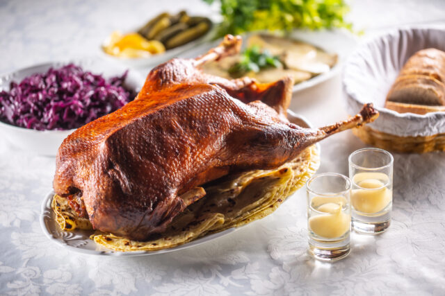 Čo robiť s výpekom z husi? Uchová sa celé týždne a premení bežné jedlá na delikatesu