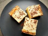 Banánové cheesecake brownies – vláčne rezy pre milovníkov kakaových dezertov