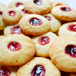 Husárske koláčiky: Jemné sviatočné pečivo plnené marmeládou