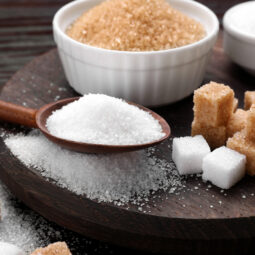 Trstinový verzus biely cukor: aký je medzi nimi skutočný rozdiel?