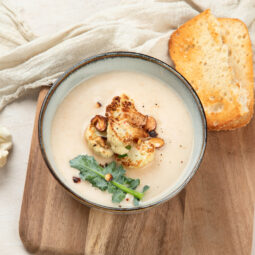 Jednoduchá, sýta a plná chuti: Krémová polievka z pečeného karfiolu