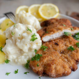 Ak necháte rezne cez noc v marináde z jogurtu alebo smotany, budú šťavnaté a jemné