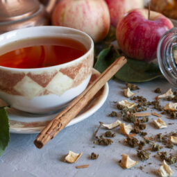 Skúste si uvariť nápoj z bobkového listu a jablka. Prehreje, uľaví tráveniu a podporí imunitu