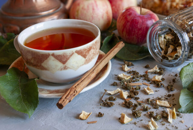 Skúste si uvariť nápoj z bobkového listu a jablka. Prehreje, uľaví tráveniu a podporí imunitu