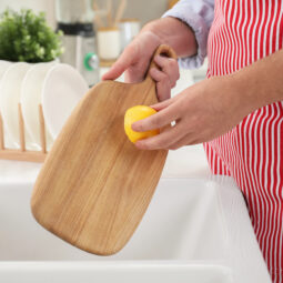 Ako vydezinfikovať dosku na krájanie bez chémie: jednoduchý trik z kuchyne, ktorý naozaj funguje