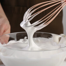 Ako vyšľahať bielky na perfektný sneh? Nenápadný trik cukrárov, ktorý mení výsledok