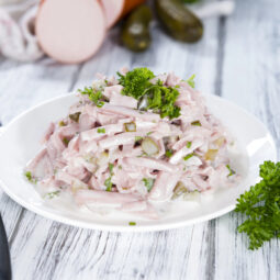 Parížsky šalát: jednoduchá klasika, ktorá chutí skvele s pečivom aj na chlebíčkoch