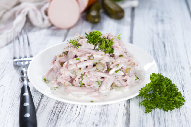 Parížsky šalát: jednoduchá klasika, ktorá chutí skvele s pečivom aj na chlebíčkoch