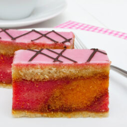 Punčové rezy: Overený domáci recept na farebný dezert s punčovou vôňou