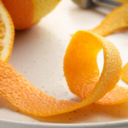 Vaša umývačka môže voňať ako nová: jednoduchý trik s pomarančovou kôrou, ktorý si získava domácnosti