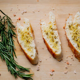 Keď pečivo stvrdne, nevyhadzujte ho. Zmeníte ho na lahodné tyčinky, ktoré si zamilujete