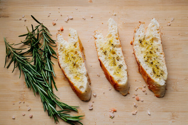 Keď pečivo stvrdne, nevyhadzujte ho. Zmeníte ho na lahodné tyčinky, ktoré si zamilujete