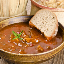 Výborná gulášová polievka, ktorá nikdy nesklame