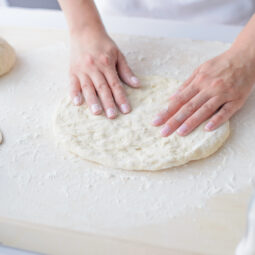 Čo odlišuje pizzové cesto od „obyčajného“ koláča