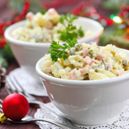 Tradičný vianočný zemiakový šalát