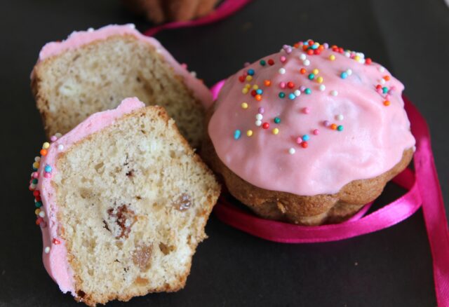 Dokonale hladká cukrová poleva: ako ju pripraviť, aby nepadala, nepraskala a pekne zdobila