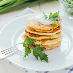 Kefírové placky so syrom a šunkou: rýchly recept, ktorý si obľúbia aj deti