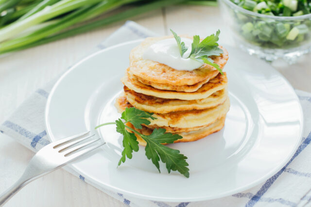 Kefírové placky so syrom a šunkou: rýchly recept, ktorý si obľúbia aj deti