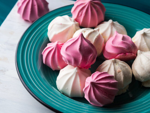 Snehové pusinky: jemné bielkové cukrovinky