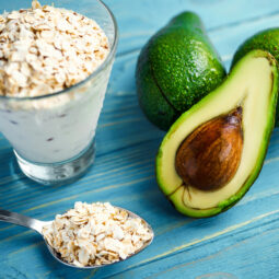 Ako prirodzene skrotiť cholesterol: ovsené vločky, avokádo, mandle a ďalší silní spojenci