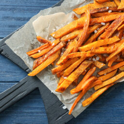 Batátové hranolky z rúry alebo výborný koláč: jednoduchá pochúťka pre malých aj veľkých