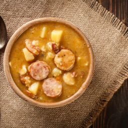 Šošovicová polievka s klobásou a zemiakmi: poctivá klasika ako plnohodnotný obed