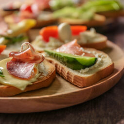 Najčastejšie prešľapy pri chlebíčkoch a jednohubkách: Ako sa im vyhnúť a zabodovať u hostí