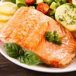 Pečený losos so zemiakmi: jednoduché jedlo, ktoré zvládnete za pár minút