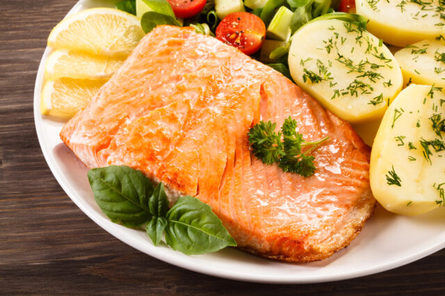 Pečený losos so zemiakmi: jednoduché jedlo, ktoré zvládnete za pár minút