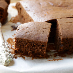 Hrnčekový perník, ktorý sa vždy podarí: mäkký, voňavý a hotový za chvíľu