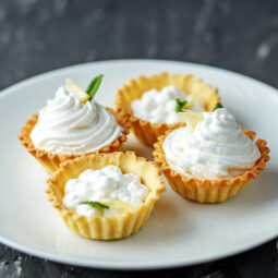 Slané košíčky plnené jemnou cesnakovou penou