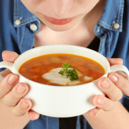 Čo jesť pri angíne: jedlá, ktoré uľavia krku a podporia zotavenie