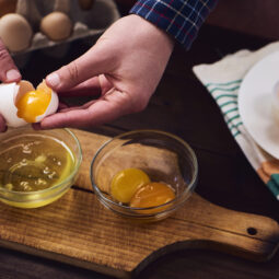 Trik, ktorý vám uľahčí oddeľovanie vajíčok