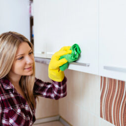 5 domácich trikov, ako zatočiť s mastnotou na kuchynských skrinkách – rýchlo, šetrne a bez zbytočnej chémie