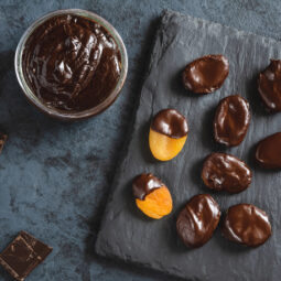 Ovocie a orechy v čokoláde, karameli či jogurtovej poleve: jednoduchý trik, ktorý v nádielke vždy zaboduje