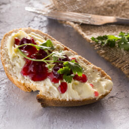 Cesnaková nátierka s brusnicami na slávnostné jednohubky: Prekvapí chuťou aj vzhľadom