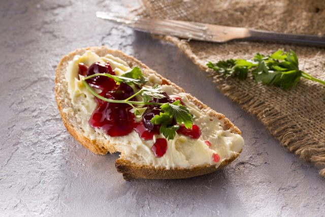 Cesnaková nátierka s brusnicami na slávnostné jednohubky: Prekvapí chuťou aj vzhľadom