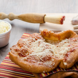 Domáce langoše nadýchané vďaka jogurtu