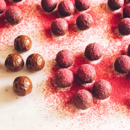 Čokoládové guľôčky s malinovým prachom – rýchla sladkosť bez pečenia