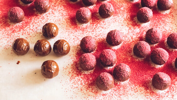 Čokoládové guľôčky s malinovým prachom – rýchla sladkosť bez pečenia