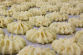 Jemné maslové pečivo tvarované do ružičiek