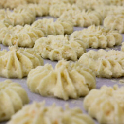 Jemné maslové pečivo tvarované do ružičiek