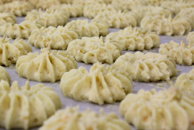 Jemné maslové pečivo tvarované do ružičiek