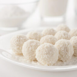 Raffaello kokosové guľôčky: rýchly dezert, ktorý zachráni každý sviatočný stôl