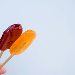 Zabudnite na pastilky z lekárne: domáce „lízanky“ na hrdlo, ktoré naozaj zaberú (a ešte si na nich pochutíte)