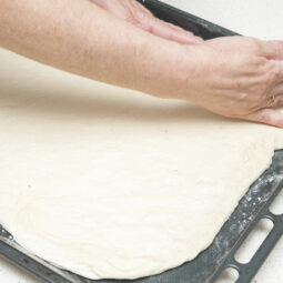 Ako pripraviť plech či formu, aby sa cesto neprilepilo? Praktické tipy na vysypávanie